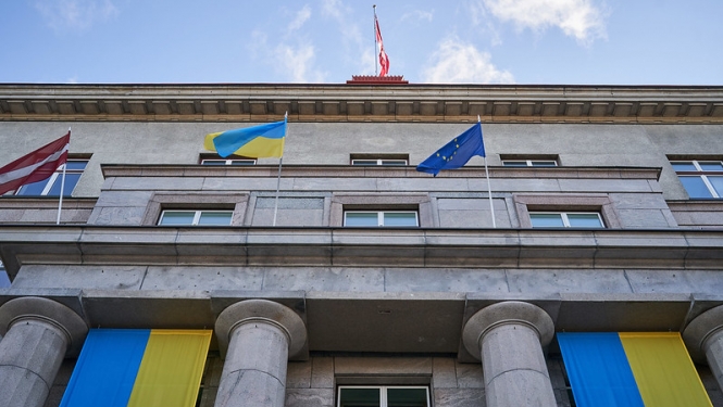 Ministru kabineta ēka ar Ukrainas, Latvijas, Eiropas Savienības karogiem