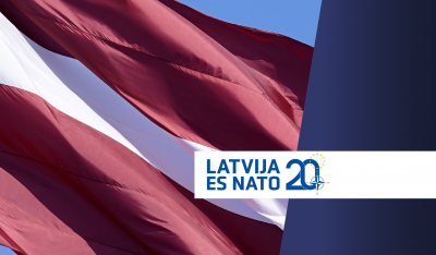 Latvijas karogs un uzraksts "LATVIJA ES NATO 20"