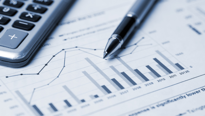 Dokumenti un kalkulators uz galda