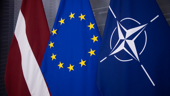 Latvijas, Eiropas Savienības un NATO karogi