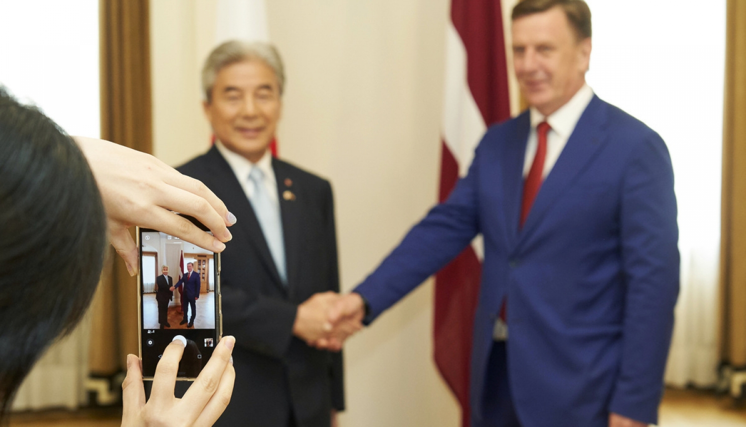 Ministru prezidents tiekas ar Japānas - Latvijas parlamentārās sadraudzības grupas vadītāju Hirofumi Nakasoni