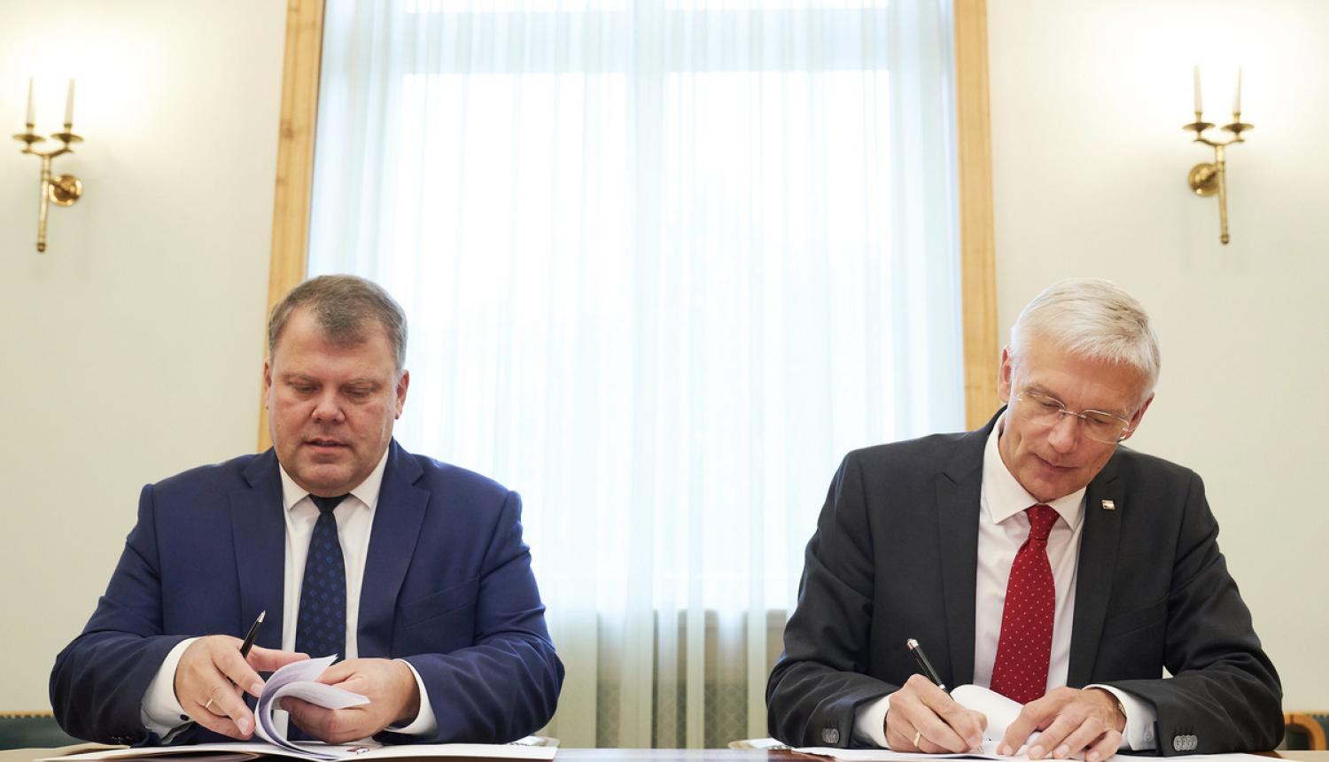 Parakstīts Ministru kabineta un Latvijas Pašvaldību savienības vienošanās un domstarpību protokols