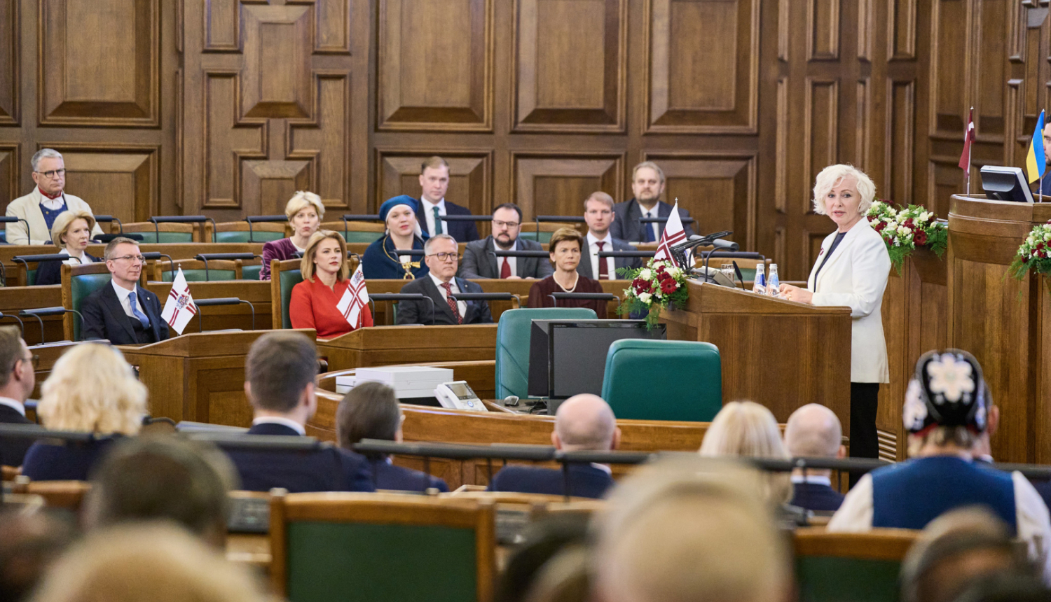 Svinīgā Saeimas sēde kas veltīta Latvijas Republikas Neatkarības deklarācijas pasludināšanas dienai - tribīnē runu saka Saeimas priekšsēdētāja Daiga Mieriņa, klausītājos Ministru prezidente Evika Siliņa, Valsts prezidents Edgars Rinkēvičs, ministri