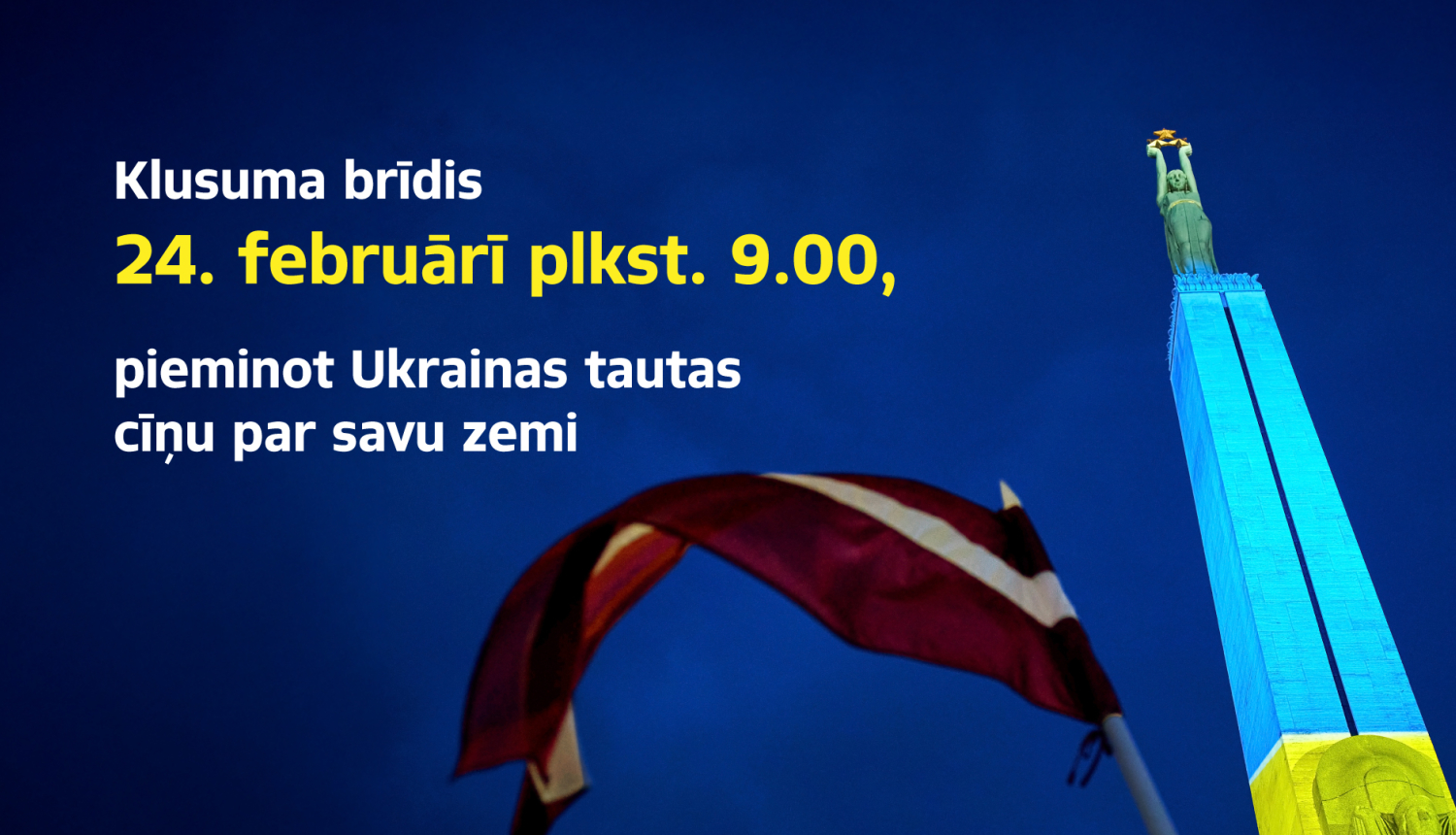 Attēla Latvijas karogs un Ukrainas karoga krāsās izgaismots Brīvības piemineklis. Uz attēla teksts - Klusuma brīdis 24. februārī plkst. 9.00, pieminot Ukrainas tautas cīņu par savu zemi