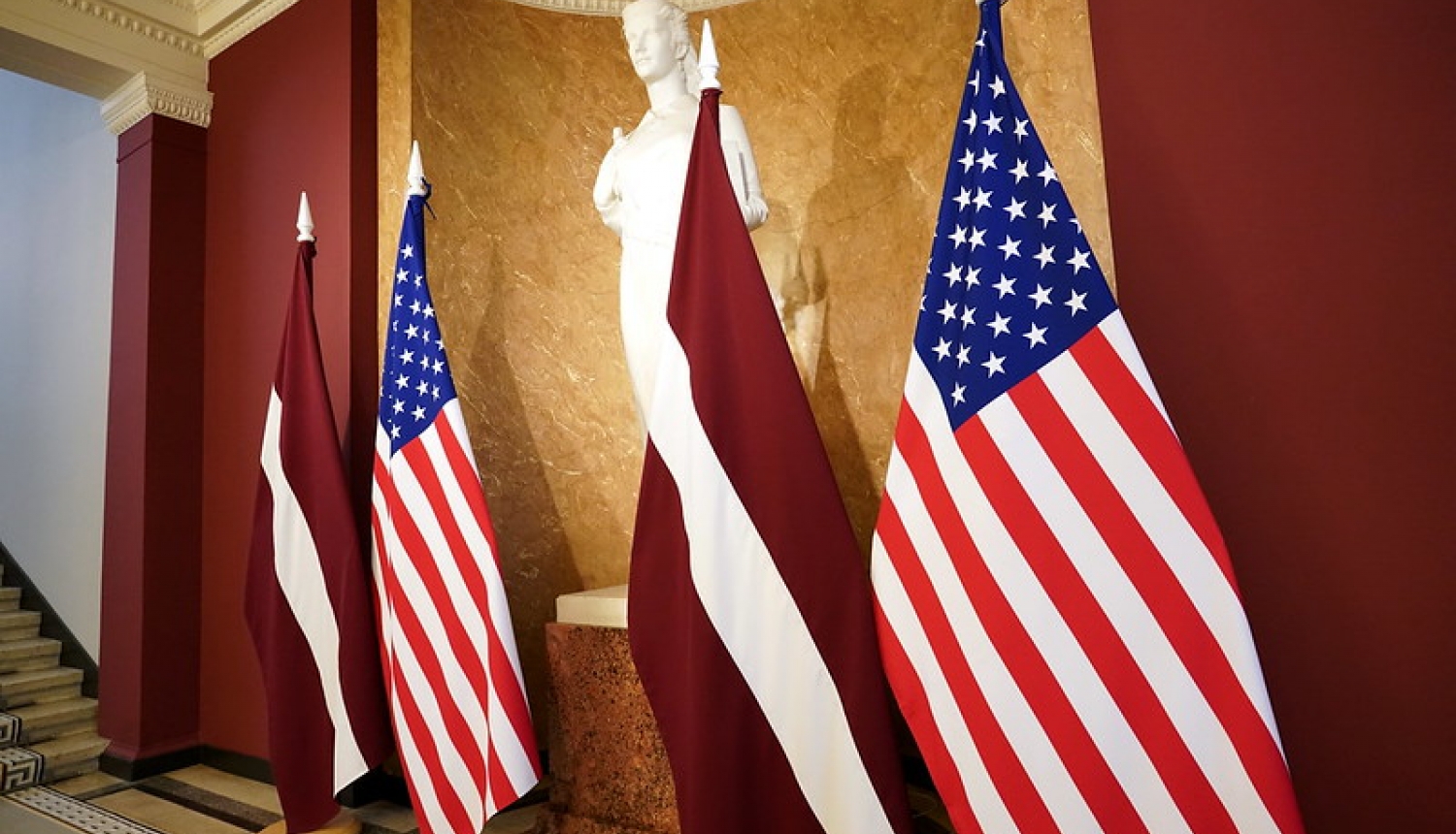 Latvijas un ASV karogi MK 1. stāva vestibilā