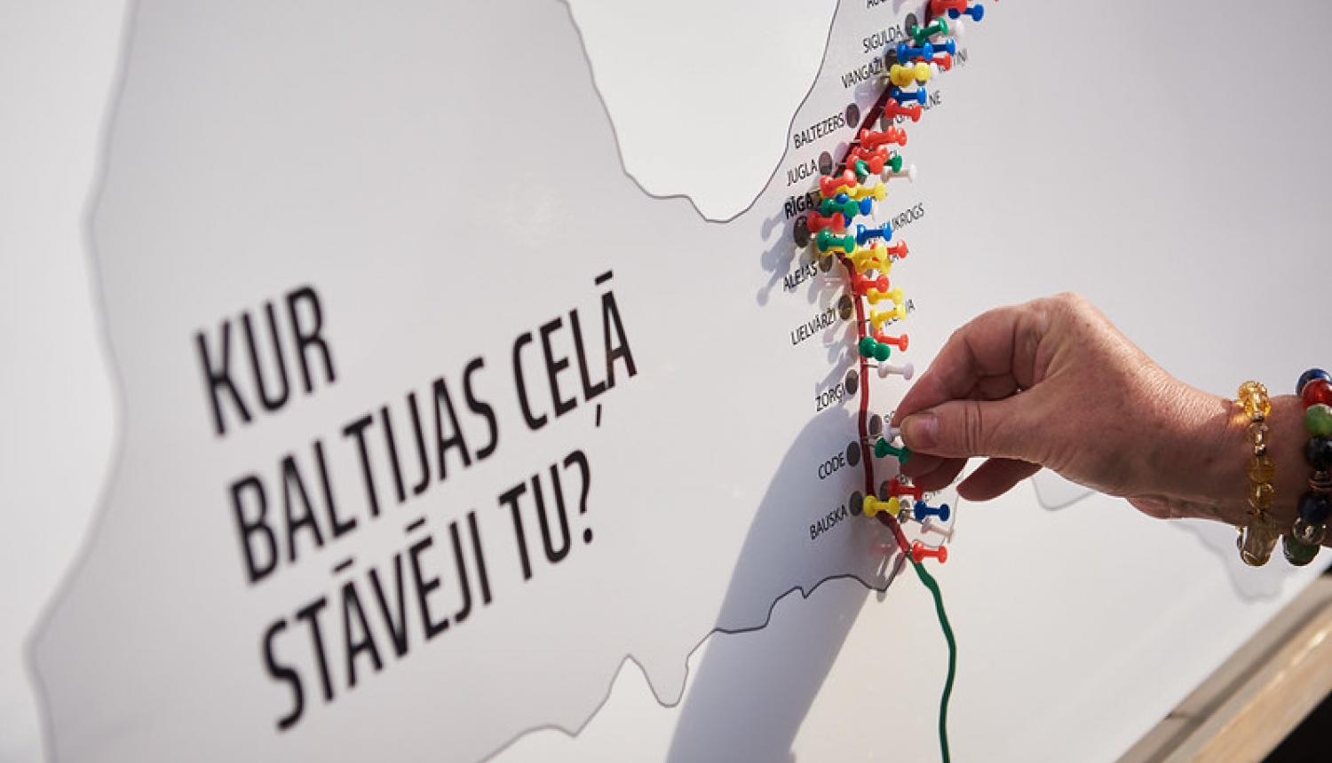 Foto: Latvijas kartes kontūra un atzīmes, kur stāvēja Baltijas ceļa dalībnieki