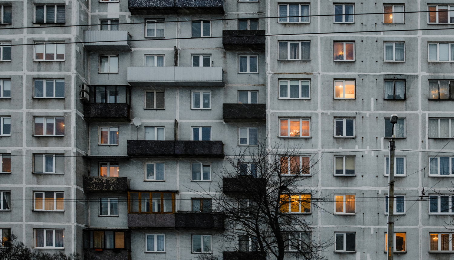 Daudzdzīvokļu nama fasāde