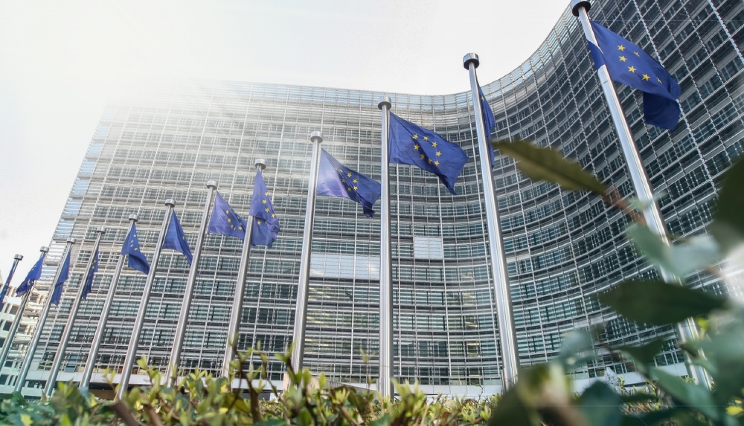 ES karogi Briselē pie Eiropas parlamenta ēkas
