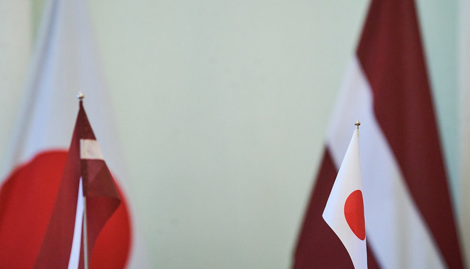 Japānas un Latvijas karogi