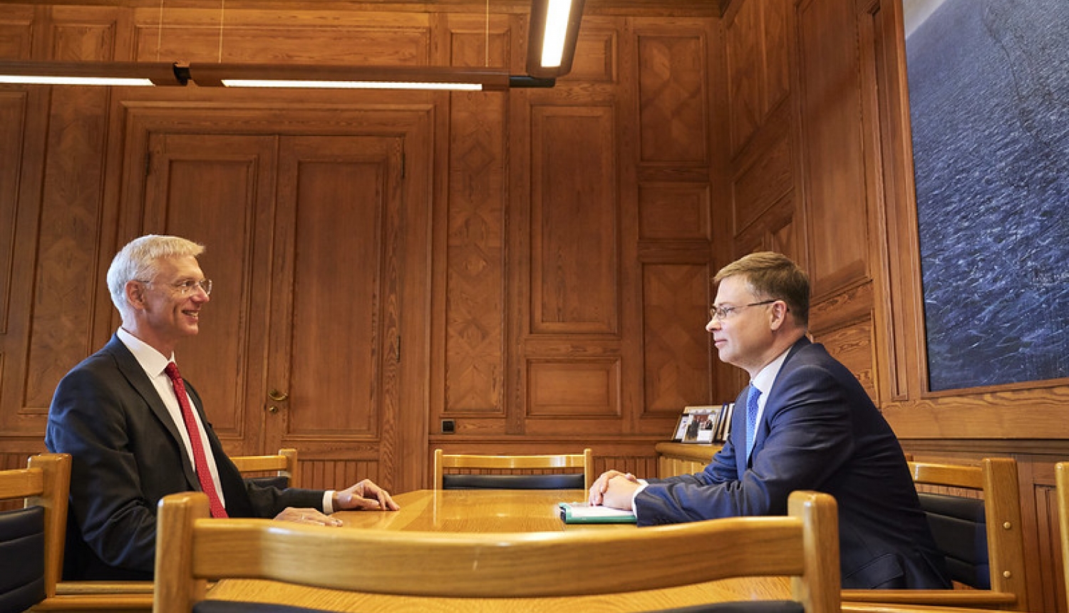 Foto: Ministru prezidents Krišjānis Kariņš un Eiropas Komisijas priekšsēdētājas izpildvietnieks Valdis Dombrovskis