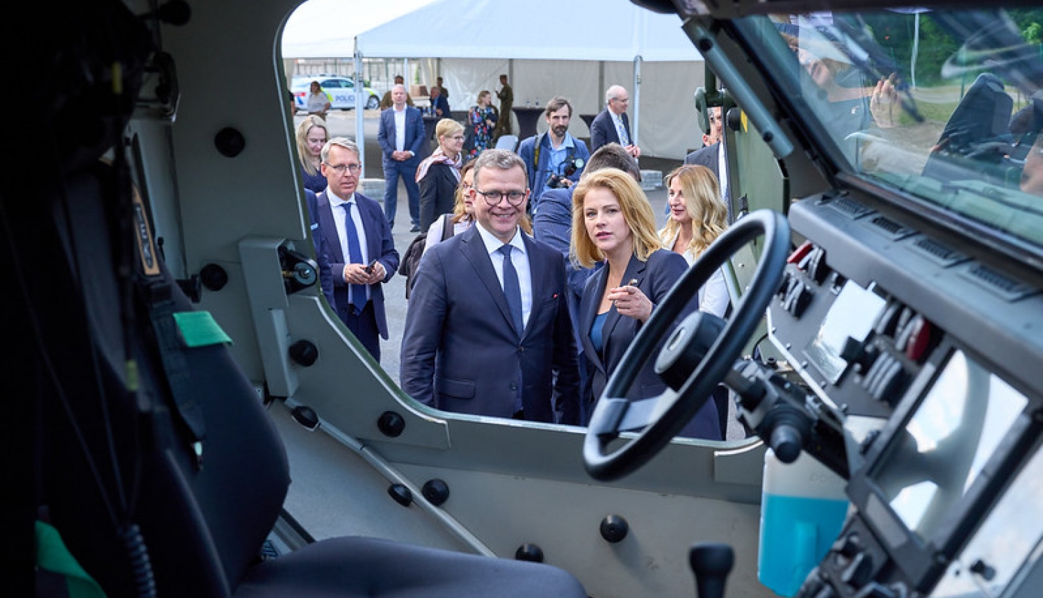 Ministru prezidente Evika Siliņa kopā ar Somijas premjerministru Peteri Orpo pie Patria bruņumašīnas, Valmierā. 