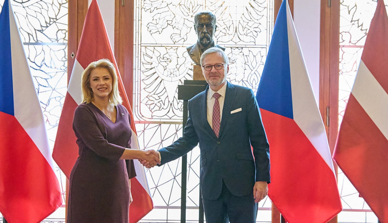Ministru prezidente Evika Siliņa sarokojas ar Čehijas premjerministru Petru Fialu.