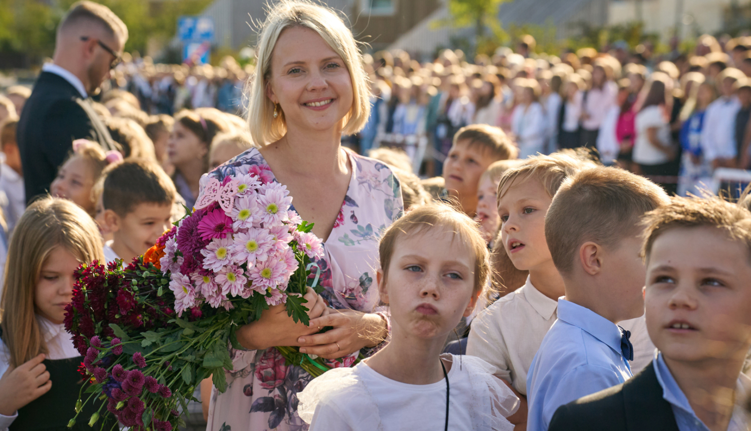 Skolotāja ar audzēkņiem pirmajā septembrī