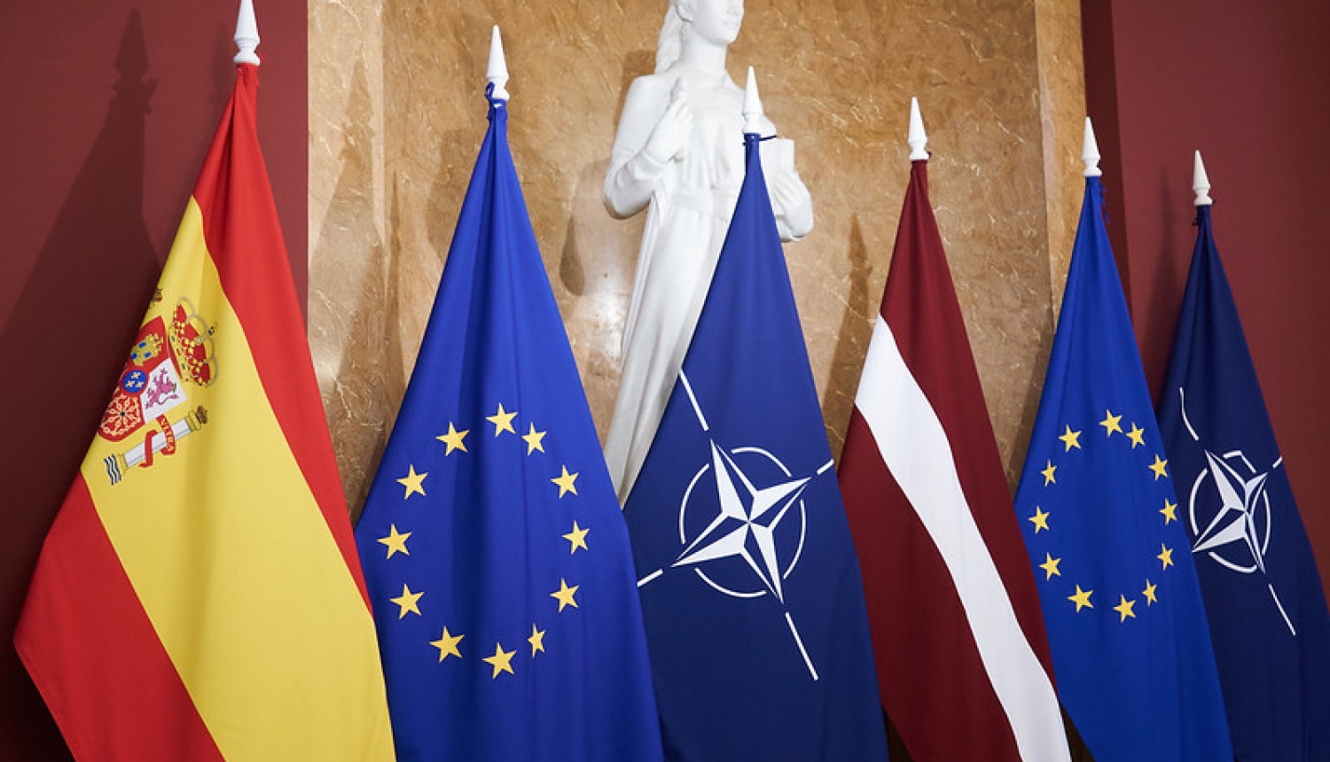 Spānijas, ES, NATO un Latvijas karogi Ministru kabinetā