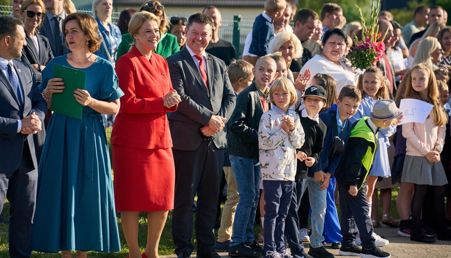 Foto no pasākuma, kur Ministru prezidente Evika Siliņa ir kopā ar skolēniem un skolotājiem Zinību dienā